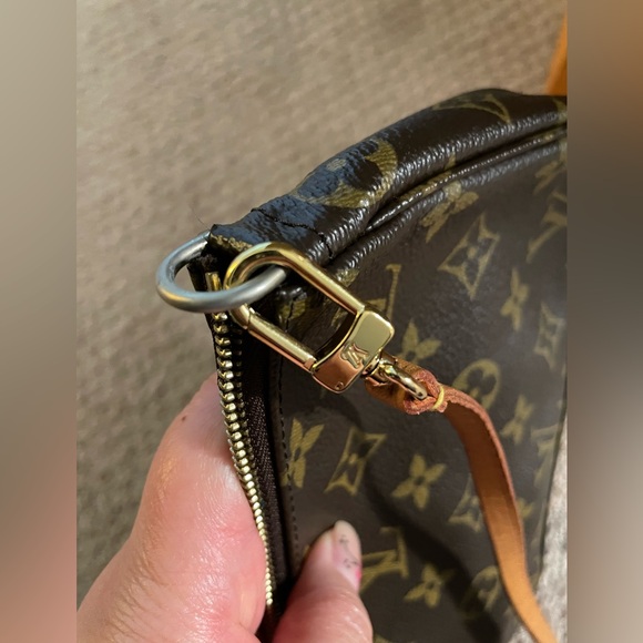 Louis Vuitton Monogram Pochette Accessoires Vintages Shoulder Bag - Picture 15 of 16